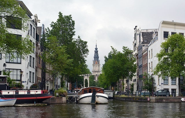 Γραφεία στο Αμστερνταμ αποκτά η MEAG